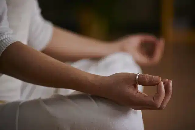 Técnicas como la meditación para gestionar la soledad